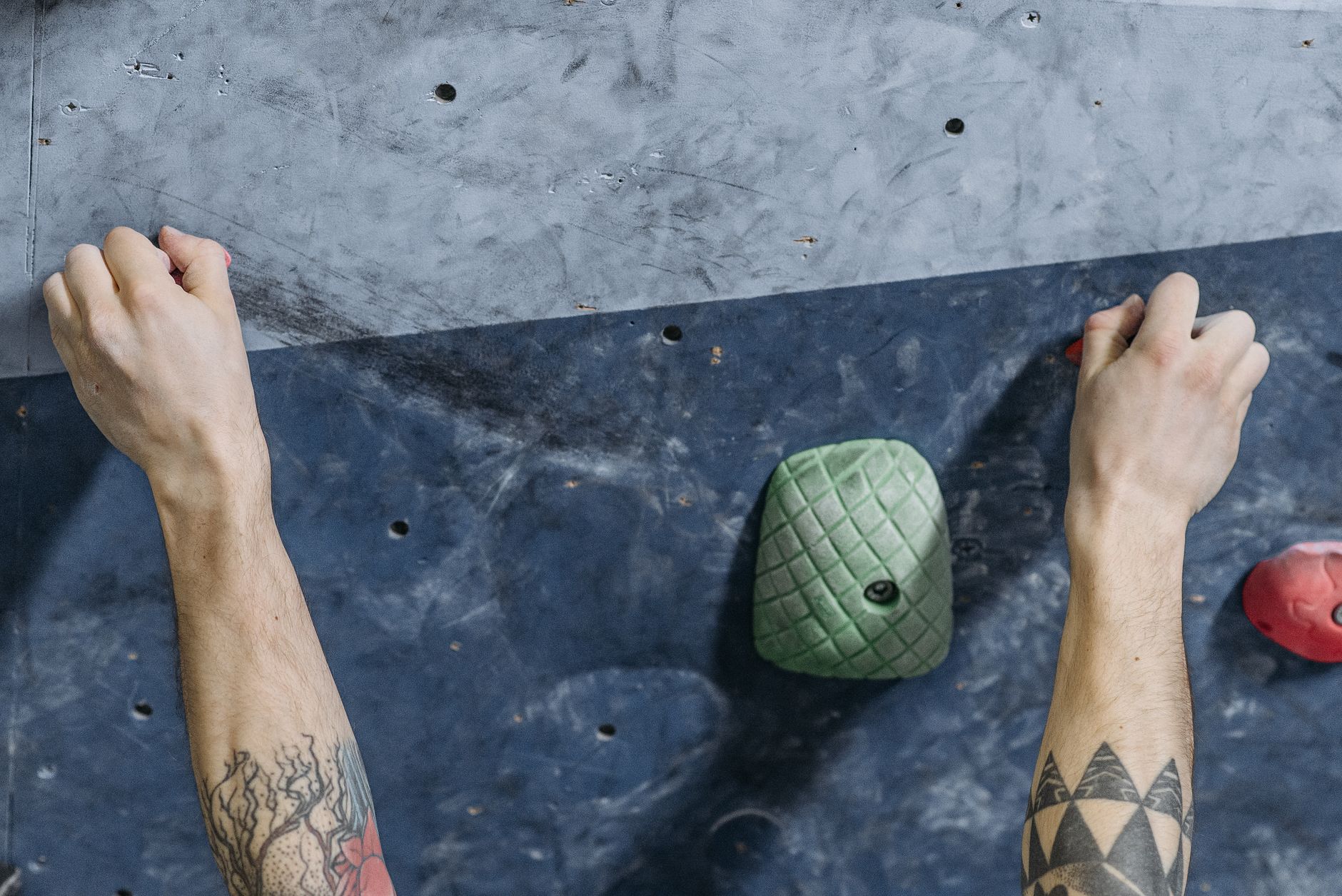 Lifter chalking hands before a heavy deadlift set