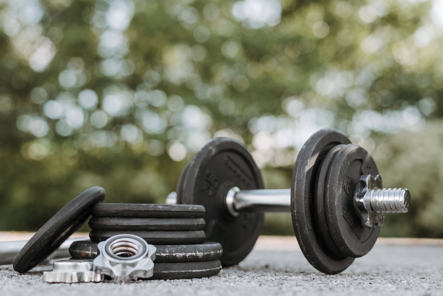 Lifter preparing for a barbell squat in a heavy strength gym